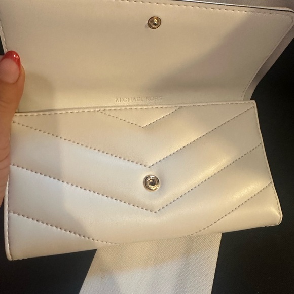 Michael Kors white wallet - Picture 2 of 6